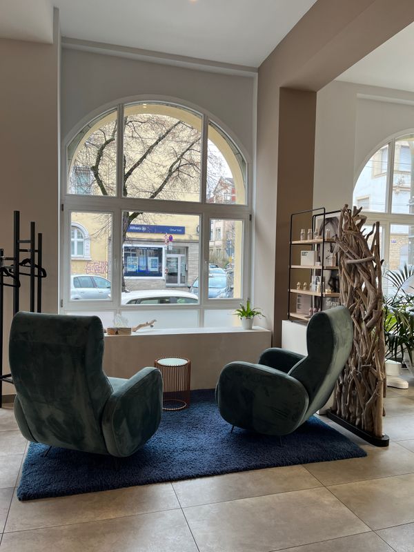Salonbereich mit großen Fenstern - natürliches Licht