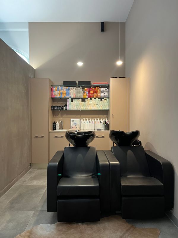 Friseurarbeitsplatz mit Farbpalette - professionelle Ausstattung